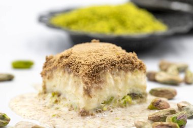 Beyaz arka planda soğuk baklava. Süt ve şam fıstığı ile hazırlanmış soğuk baklava çok popülerdir. Geleneksel Akdeniz mutfağı lezzetleri. Yakın plan soğuk baklava. yerel adı soguk baklava