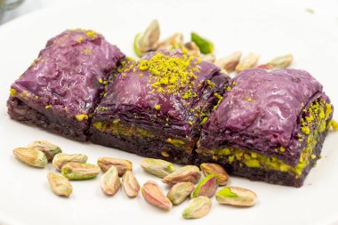 Beyaz arka planda Pistachio mor baklavası. Baklava şeker hastaları için özel olarak hazırlandı. Geleneksel Akdeniz mutfağı lezzetleri. Baklava 'yı kapatın..