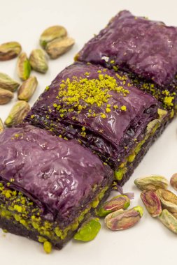 Beyaz arka planda Pistachio mor baklavası. Baklava şeker hastaları için özel olarak hazırlandı. Geleneksel Akdeniz mutfağı lezzetleri. Baklava 'yı kapatın..