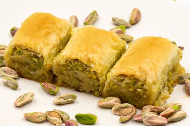 Beyaz arka planda fıstıklı baklava. Geleneksel Akdeniz mutfağı lezzetleri. yakın çekim baklava