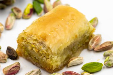 Beyaz arka planda fıstıklı baklava. Geleneksel Akdeniz mutfağı lezzetleri. yakın çekim baklava