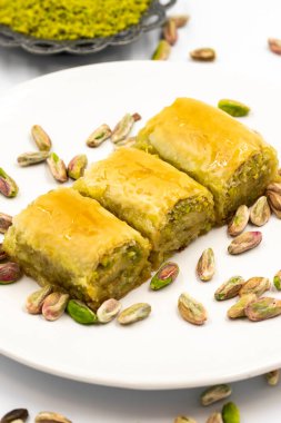 Beyaz arka planda fıstıklı baklava. Geleneksel Akdeniz mutfağı lezzetleri. yakın çekim baklava