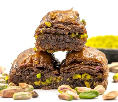 Beyaz arka planda fıstıklı çikolatalı baklava. Geleneksel Akdeniz mutfağı lezzetleri. Çikolatalı Baklava 'ya yakın çekim. Yerel adı cthe baklava