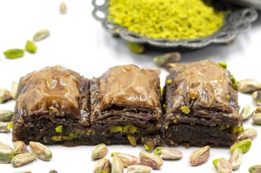 Beyaz arka planda fıstıklı çikolatalı baklava. Geleneksel Akdeniz mutfağı lezzetleri. Çikolatalı Baklava 'ya yakın çekim. Yerel adı cthe baklava