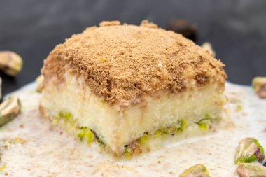 Beyaz arka planda soğuk baklava. Süt ve şam fıstığı ile hazırlanmış soğuk baklava çok popülerdir. Geleneksel Akdeniz mutfağı lezzetleri. Yakın plan soğuk baklava. yerel adı soguk baklava