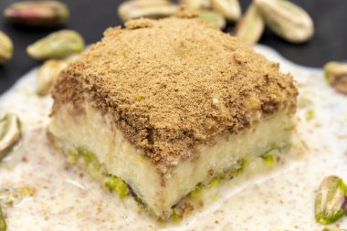 Beyaz arka planda soğuk baklava. Süt ve şam fıstığı ile hazırlanmış soğuk baklava çok popülerdir. Geleneksel Akdeniz mutfağı lezzetleri. Yakın plan soğuk baklava. yerel adı soguk baklava
