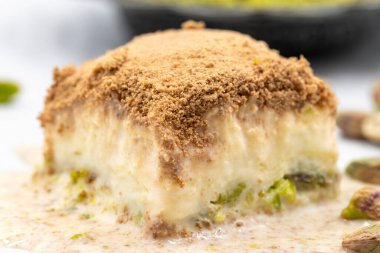 Beyaz arka planda soğuk baklava. Süt ve şam fıstığı ile hazırlanmış soğuk baklava çok popülerdir. Geleneksel Akdeniz mutfağı lezzetleri. Yakın plan soğuk baklava. yerel adı soguk baklava