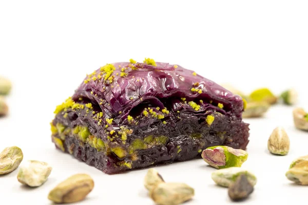 Beyaz arka planda Pistachio mor baklavası. Baklava şeker hastaları için özel olarak hazırlandı. Geleneksel Akdeniz mutfağı lezzetleri. Kapat.