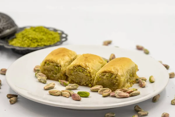 Baklava Mit Pistazien Auf Weißem Hintergrund Traditionelle Mediterrane Küche Baklava — Stockfoto
