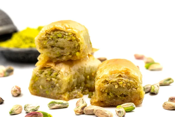 Beyaz arka planda fıstıklı baklava. Geleneksel Akdeniz mutfağı lezzetleri. yakın çekim baklava