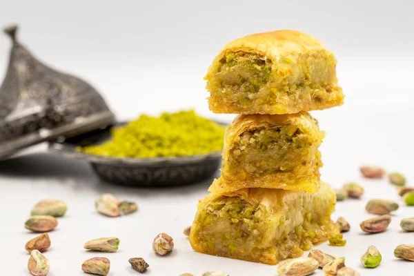Beyaz arka planda fıstıklı baklava. Geleneksel Akdeniz mutfağı lezzetleri. yakın çekim baklava