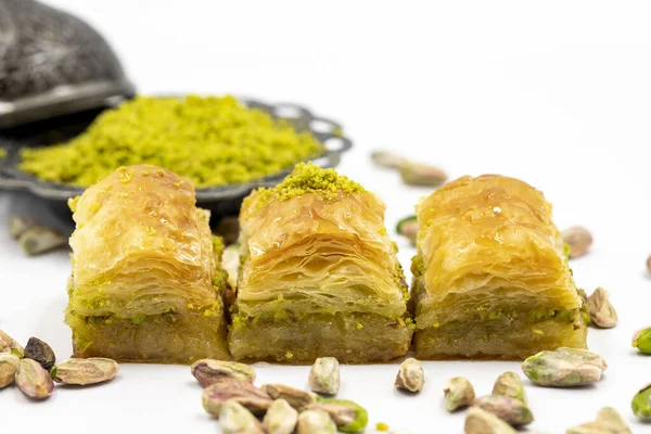 Beyaz arka planda fıstıklı baklava. Geleneksel Akdeniz mutfağı lezzetleri. yakın çekim baklava