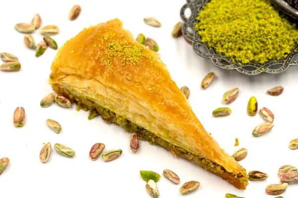 Beyaz arka planda havuç dilimi baklavası. Geleneksel Akdeniz mutfağı lezzetleri. Yakın plan şam fıstıklı baklava. Yerel adı hasuc dilim baklava