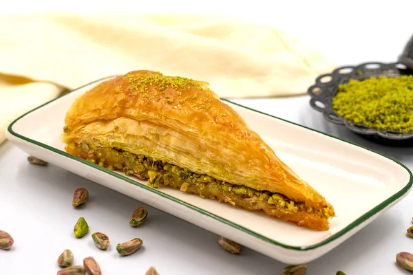 Beyaz arka planda havuç dilimi baklavası. Geleneksel Akdeniz mutfağı lezzetleri. Yakın plan şam fıstıklı baklava. Yerel adı hasuc dilim baklava