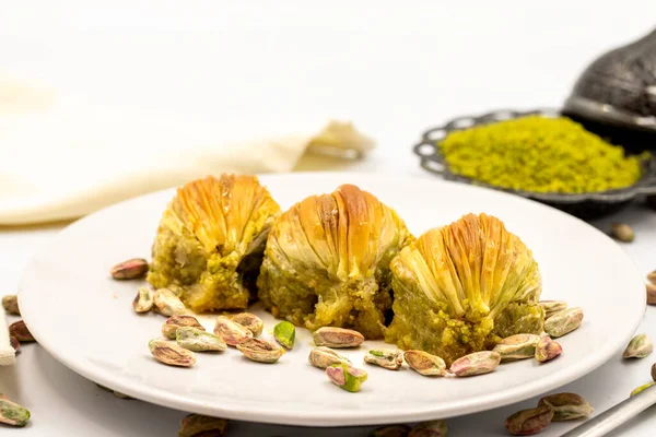 Muschelbaklava Auf Weißem Hintergrund Traditionelle Mediterrane Küche Nahaufnahme Pistazienbaklava Ortsname — Stockfoto