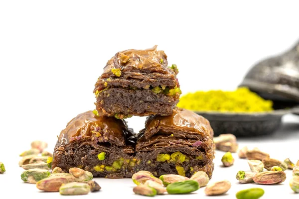 Beyaz arka planda fıstıklı çikolatalı baklava. Geleneksel Akdeniz mutfağı lezzetleri. Çikolatalı Baklava 'ya yakın çekim. Yerel adı cthe baklava