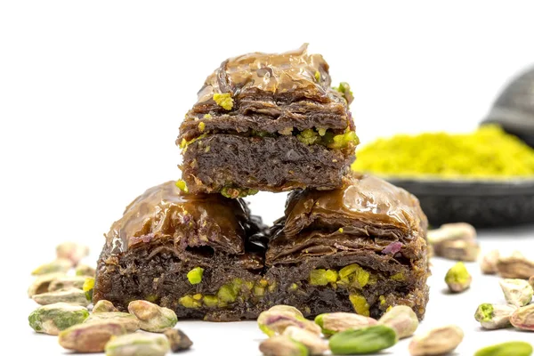 Beyaz arka planda fıstıklı çikolatalı baklava. Geleneksel Akdeniz mutfağı lezzetleri. Çikolatalı Baklava 'ya yakın çekim. Yerel adı cthe baklava