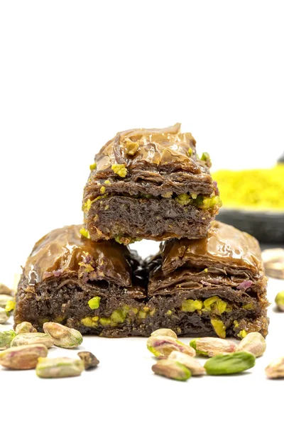 Beyaz arka planda fıstıklı çikolatalı baklava. Geleneksel Akdeniz mutfağı lezzetleri. Çikolatalı Baklava 'ya yakın çekim. Yerel adı cthe baklava