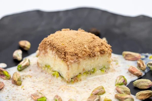 Beyaz arka planda soğuk baklava. Süt ve şam fıstığı ile hazırlanmış soğuk baklava çok popülerdir. Geleneksel Akdeniz mutfağı lezzetleri. Yakın plan soğuk baklava. yerel adı soguk baklava