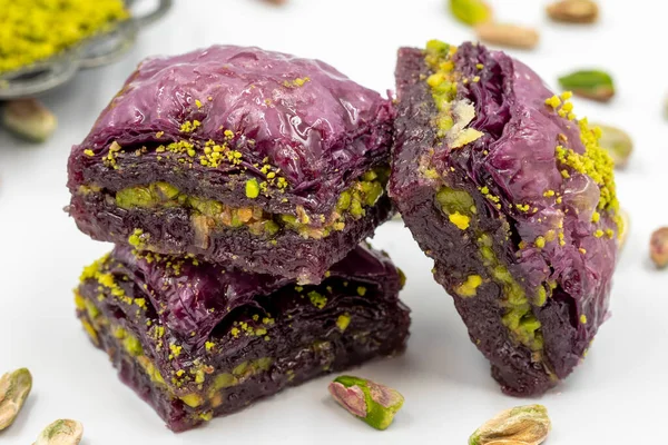 Beyaz arka planda Pistachio mor baklavası. Baklava şeker hastaları için özel olarak hazırlandı. Geleneksel Akdeniz mutfağı lezzetleri. Baklava 'yı kapatın..