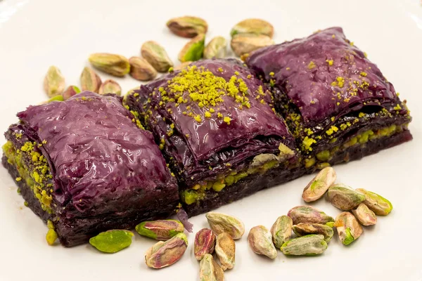 Beyaz arka planda Pistachio mor baklavası. Baklava şeker hastaları için özel olarak hazırlandı. Geleneksel Akdeniz mutfağı lezzetleri. Baklava 'yı kapatın..