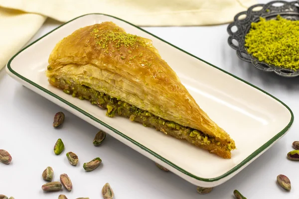 Beyaz arka planda havuç dilimi baklavası. Geleneksel Akdeniz mutfağı lezzetleri. Yakın plan şam fıstıklı baklava. Yerel adı hasuc dilim baklava