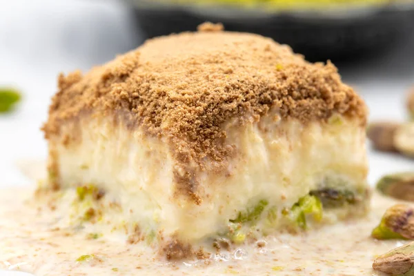 Beyaz arka planda soğuk baklava. Süt ve şam fıstığı ile hazırlanmış soğuk baklava çok popülerdir. Geleneksel Akdeniz mutfağı lezzetleri. Yakın plan soğuk baklava. yerel adı soguk baklava