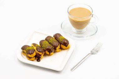 Beyaz arka planda izole edilmiş çikolatalı pasta. Yakın plan..