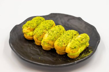 Beyaz arka planda şam fıstıklı pasta. Yakın plan..