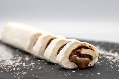 Çikolatalı Türk lokumu. Geleneksel Türk mutfağı lezzetleri. Kapat.