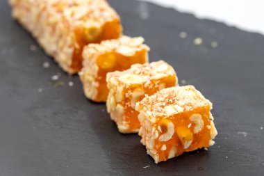 Turuncu ve fındıklı Türk Lokumu. Geleneksel Türk mutfağı lezzetleri. Kapat.