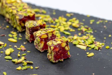 Fıstıklı Türk Lokumu. Nar ve şam fıstıklı Türk yemeği. Geleneksel Türk mutfağı lezzetleri. Yakın plan..