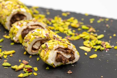 Fıstıklı Türk Lokumu. Çikolata dolu Türk lokumu. Geleneksel Türk mutfağı lezzetleri. Yakın plan..