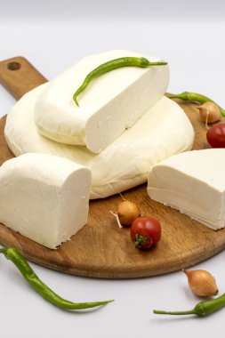 Beyaz arka planda taze peynir. Lezzetli peynir çeşitleri. Kapat.
