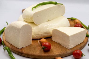 Beyaz arka planda taze peynir. Lezzetli peynir çeşitleri. Kapat.