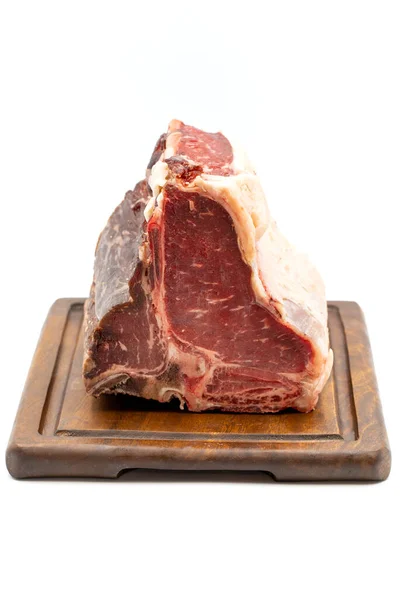 Kurumuş Raw Bone Biftekli Biftek Domates Biberli Biftek Beyaz Arka — Stok fotoğraf