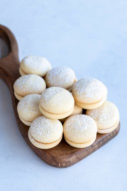 Beyaz arka planda kurabiyeler. Lezzetli kurabiyeler. Fırın ürünleri. Kapat.