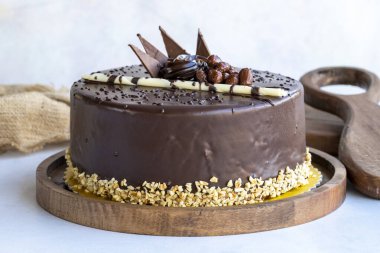 Beyaz arka planda çikolatalı doğum günü pastası. Croquant ve kremalı kek. Fırın ürünleri. Kapat.