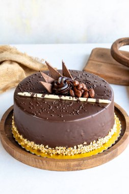 Beyaz arka planda çikolatalı doğum günü pastası. Croquant ve kremalı kek. Fırın ürünleri. Kapat.