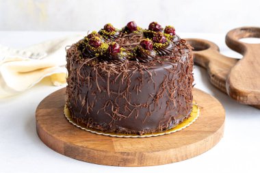 Beyaz arka planda çikolata ve çilekli kutlama pastası. Çilekli ve kremalı kek. Fırın ürünleri. Kapat.