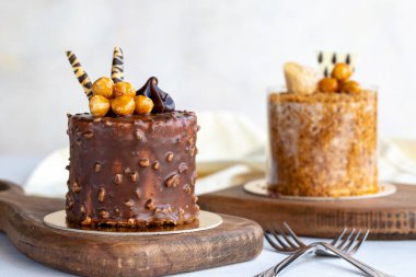 Pasta çeşitleri. Beyaz arkaplandaki küçük keklerin çeşitleri. Fırın ürünleri. Yakın plan..