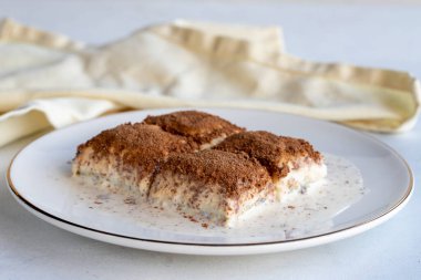 Beyaz arka planda soğuk baklava. Fıstık sütlü baklava. Geleneksel Türk mutfağı lezzetleri. Yeni trend baklava. Yakın plan. yerel adı soguk baklava