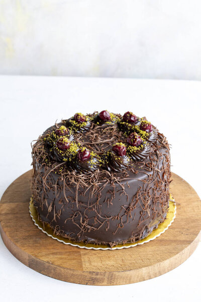 Шоколад и клубничный торт на белом фоне. Торт с клубничной начинкой и сливками. Пекарные изделия. close up