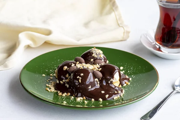 Profiterole Vit Bakgrund Profiterol Fylld Med Mjölk Grädde Bageriprodukter Närbild — Stockfoto