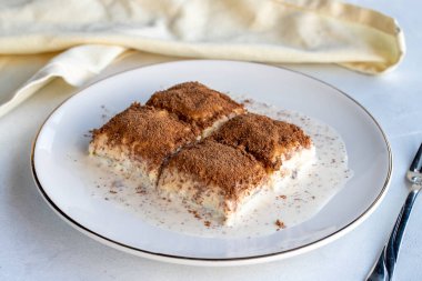 Beyaz arka planda soğuk baklava. Fıstık sütlü baklava. Geleneksel Türk mutfağı lezzetleri. Yeni trend baklava. Yakın plan. yerel adı soguk baklava