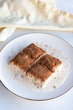 Beyaz arka planda soğuk baklava. Fıstık sütlü baklava. Geleneksel Türk mutfağı lezzetleri. Yeni trend baklava. Yakın plan. yerel adı soguk baklava