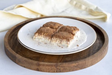 Beyaz arka planda soğuk baklava. Fıstık sütlü baklava. Geleneksel Türk mutfağı lezzetleri. Yeni trend baklava. Yakın plan. yerel adı soguk baklava