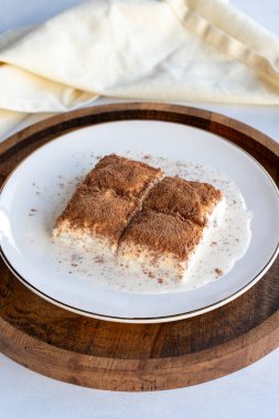 Beyaz arka planda soğuk baklava. Fıstık sütlü baklava. Geleneksel Türk mutfağı lezzetleri. Yeni trend baklava. Yakın plan. yerel adı soguk baklava