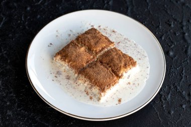 Karanlık bir arka planda soğuk baklava. Fıstık sütlü baklava. Geleneksel Türk mutfağı lezzetleri. Yeni trend baklava. Yakın plan. yerel adı soguk baklava