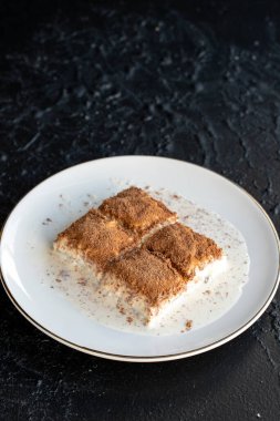 Karanlık bir arka planda soğuk baklava. Fıstık sütlü baklava. Geleneksel Türk mutfağı lezzetleri. Yeni trend baklava. Yakın plan. yerel adı soguk baklava